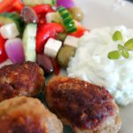 Græske frikadeller med græsk salat og tzatziki
