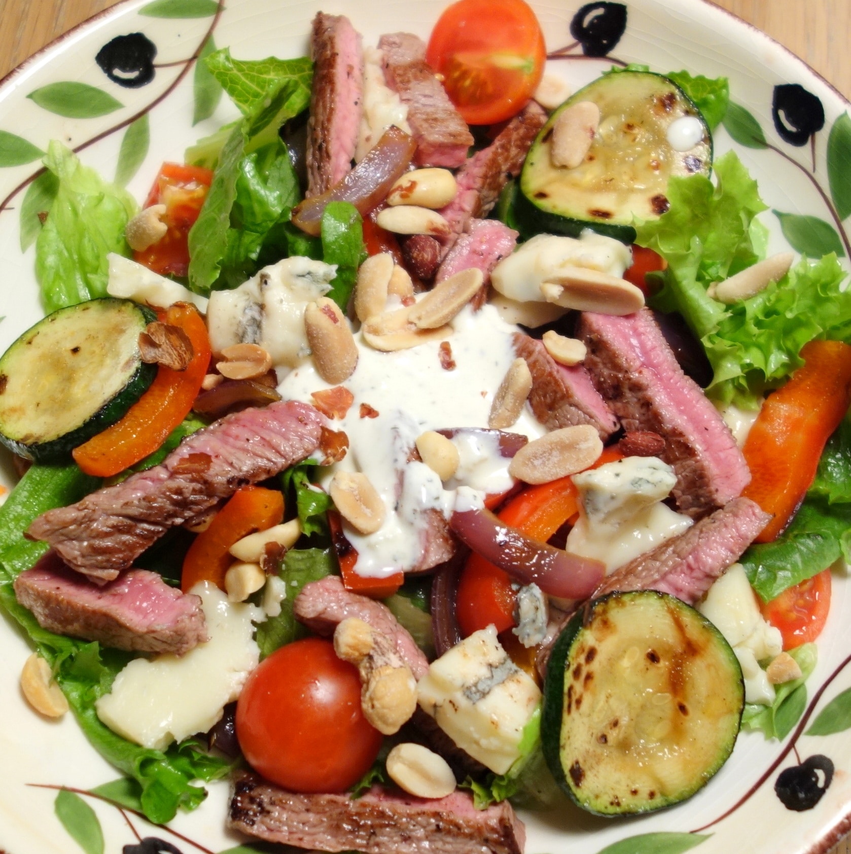 Spil ikke en milliard Steak salat med grillede grøntsager og en cremet italiensk dressing - 6pm.dk