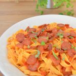 Pasta med tomatsauce og chorizo