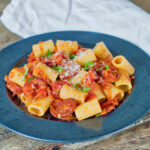 Pasta med Chorizo og Krydret Tomatsauce